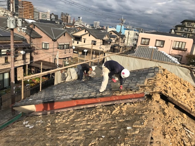 木造の家の屋根瓦の撤去