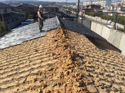 屋根瓦の撤去と見えているのは土