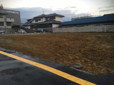 歩道よりも下がった更地