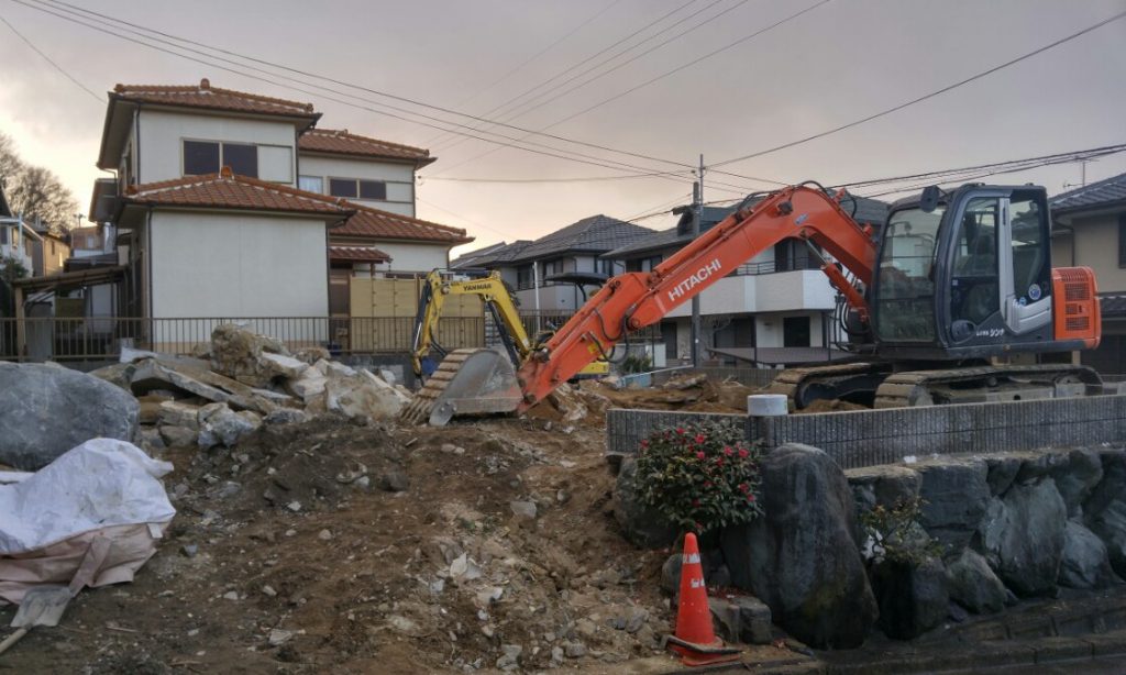 基礎コンクリート解体中