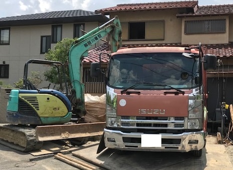 解体後敷地内に収まった重機など