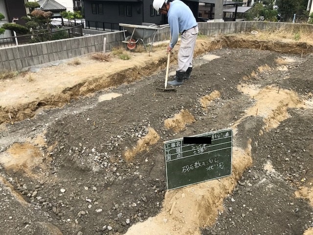 砕石敷き均し中