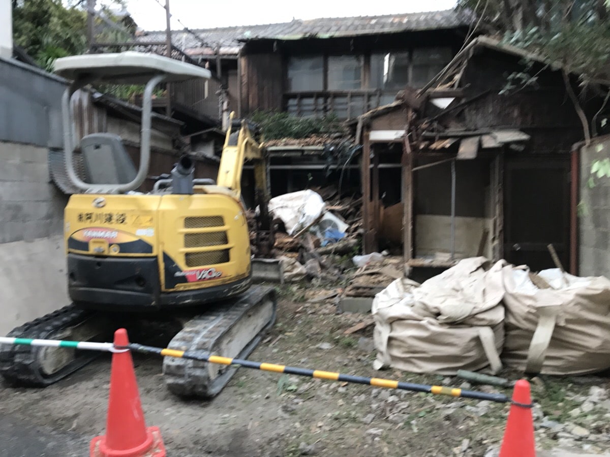 木造住宅解体工事進め中