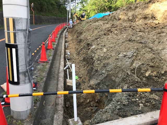 道路脇の高台で作業中