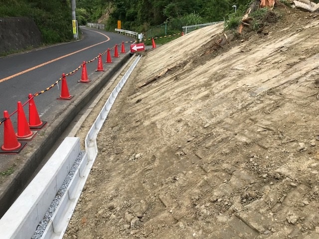 道路側の斜面の形成