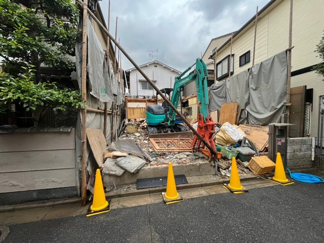 狭い路地での木造家屋の解体工事　大阪府東大阪市