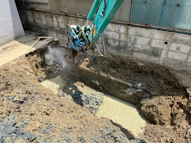 狭い路地での木造家屋の解体工事　大阪府東大阪市