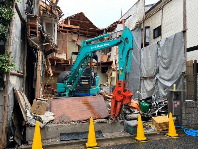 狭い路地での木造家屋の解体工事　大阪府東大阪市