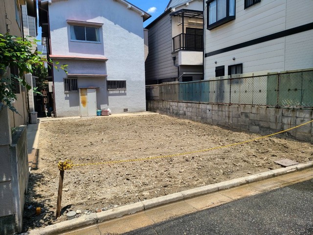 狭い路地での木造家屋の解体工事　大阪府東大阪市