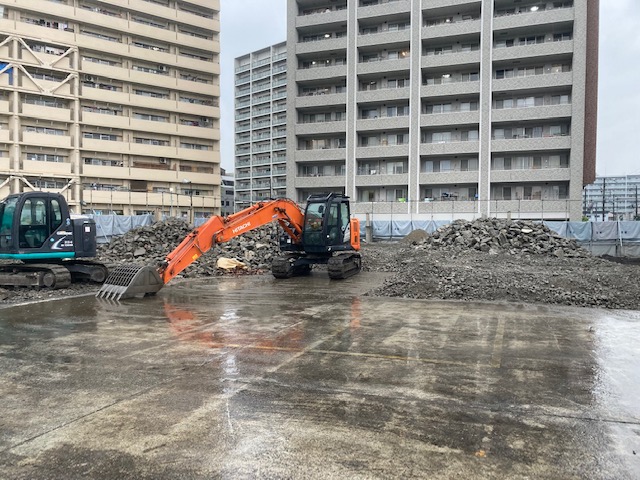 広大な事業所敷地の解体工事。壁、土間、基礎の解体・撤去　大阪市港区