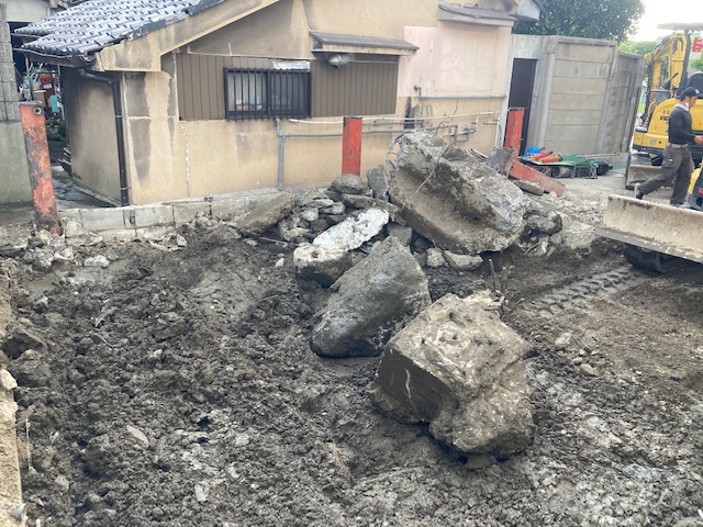 3階建て一戸建て住宅の鉄骨解体作業