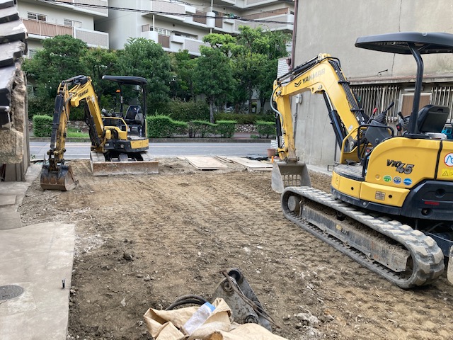 3階建て一戸建て住宅の鉄骨解体作業