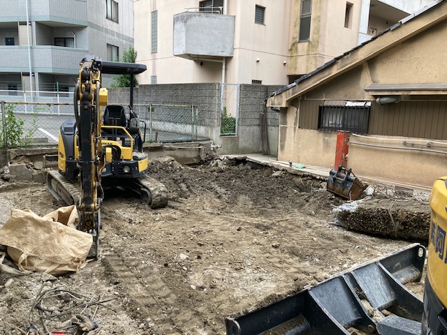 3階建て一戸建て住宅の鉄骨解体作業