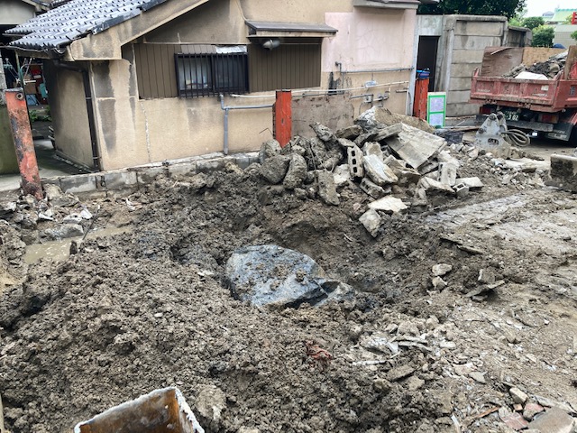 3階建て一戸建て住宅の鉄骨解体作業