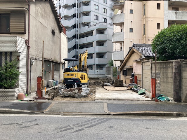 3階建て一戸建て住宅の鉄骨解体作業