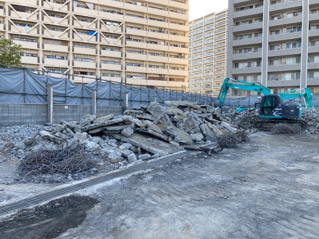 広大な事業所敷地の解体工事。壁、土間、基礎の解体・撤去　大阪市港区