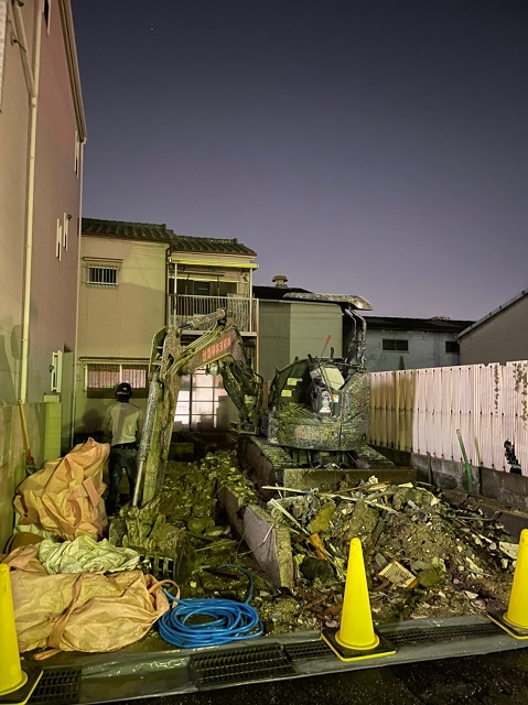 隣家との隙間が狭い住居の解体　大阪府大阪市